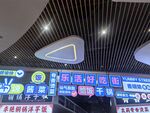 商场内多彩店铺招牌展示