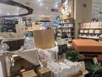 书店内景展示多样陈列