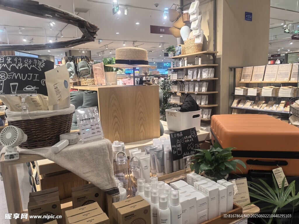 书店内景展示多样陈列