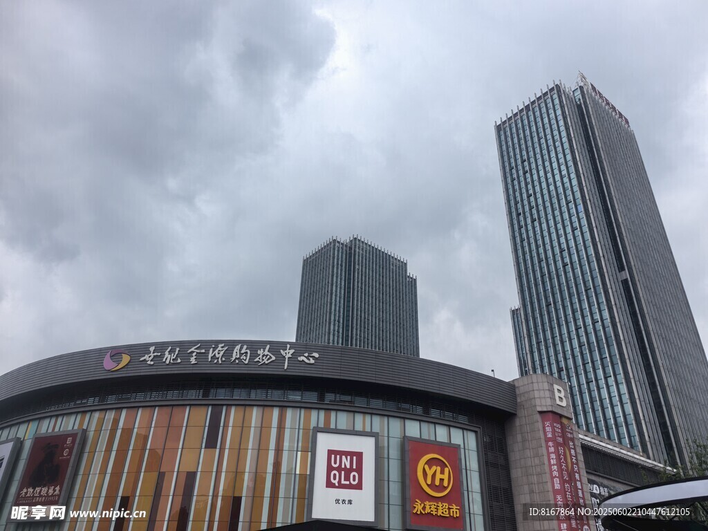 城市高楼与商业建筑景观