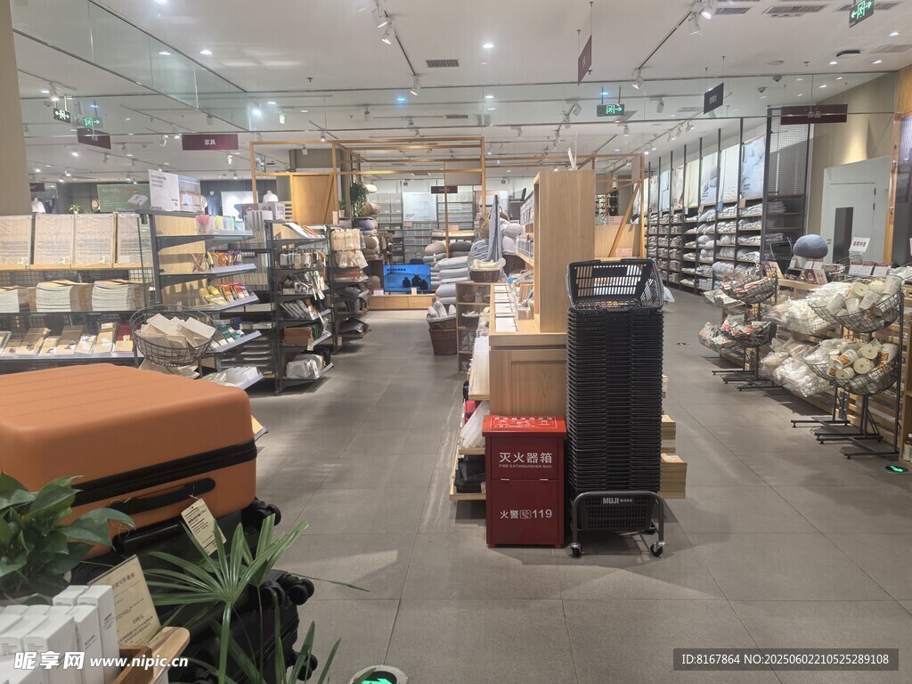 仓库内景展示多样货物