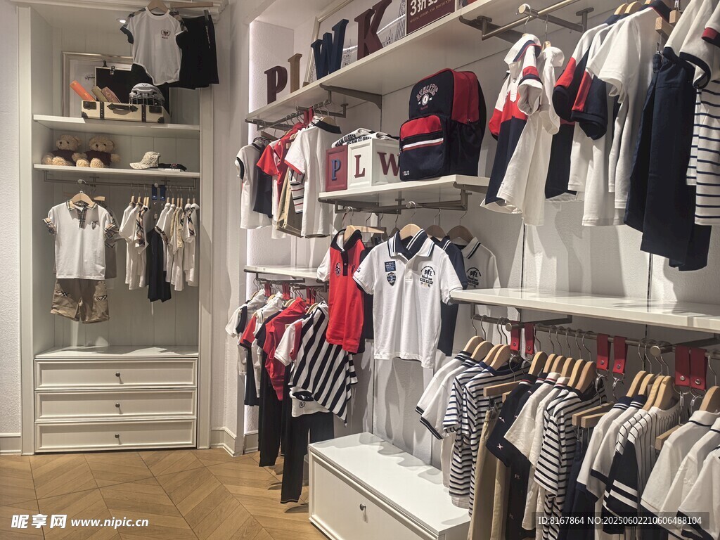 时尚童装店陈列展示