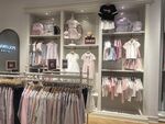 儿童服装店内部陈列展示