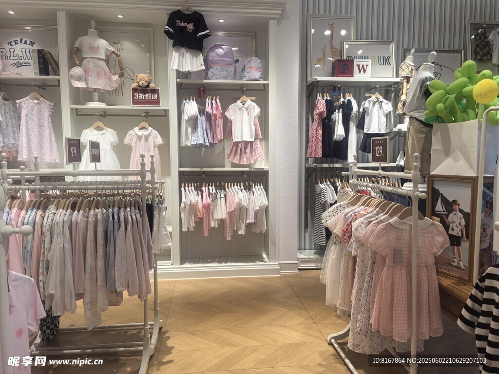 时尚童装店内部陈列展示