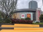 城市广场旁的特色建筑景观