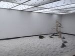空旷展厅中的雕塑艺术