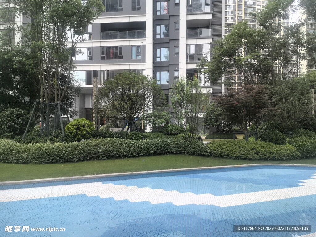小区内的泳池与绿植景观