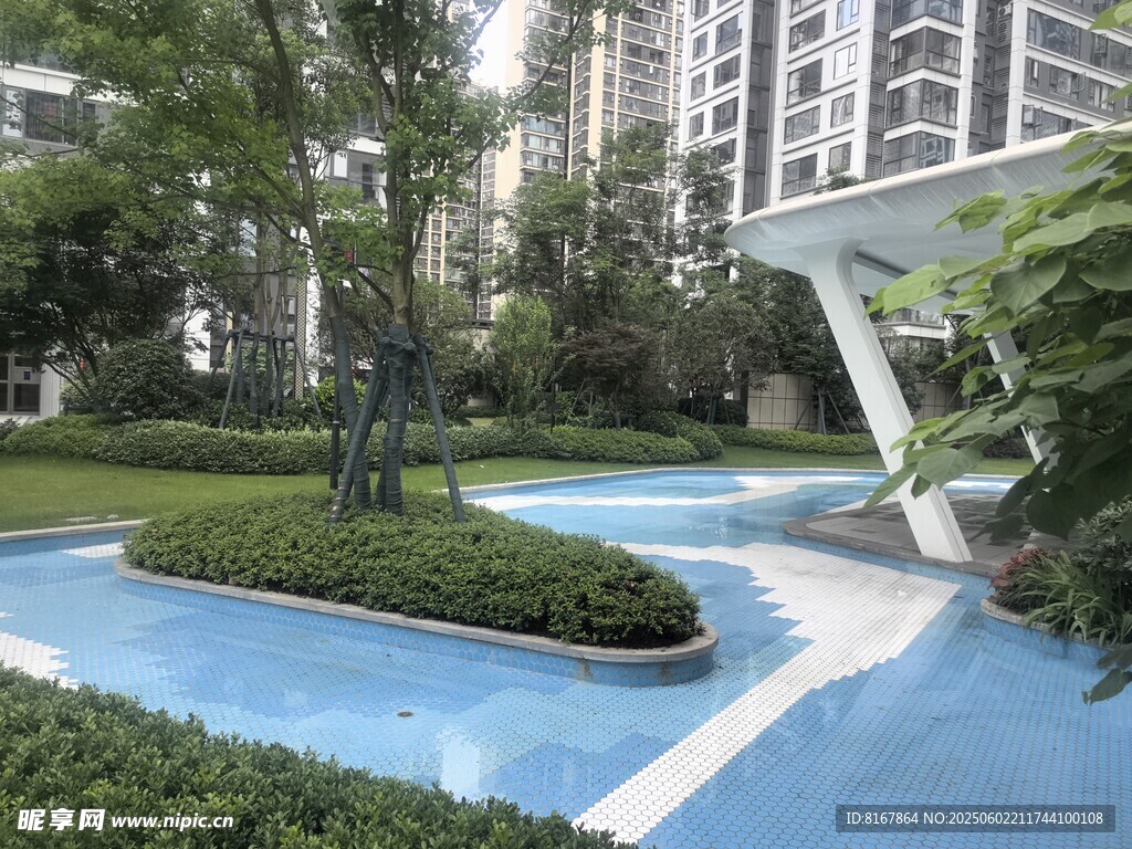 小区内的清新景观步道