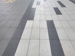 灰白相间的地面瓷砖图案