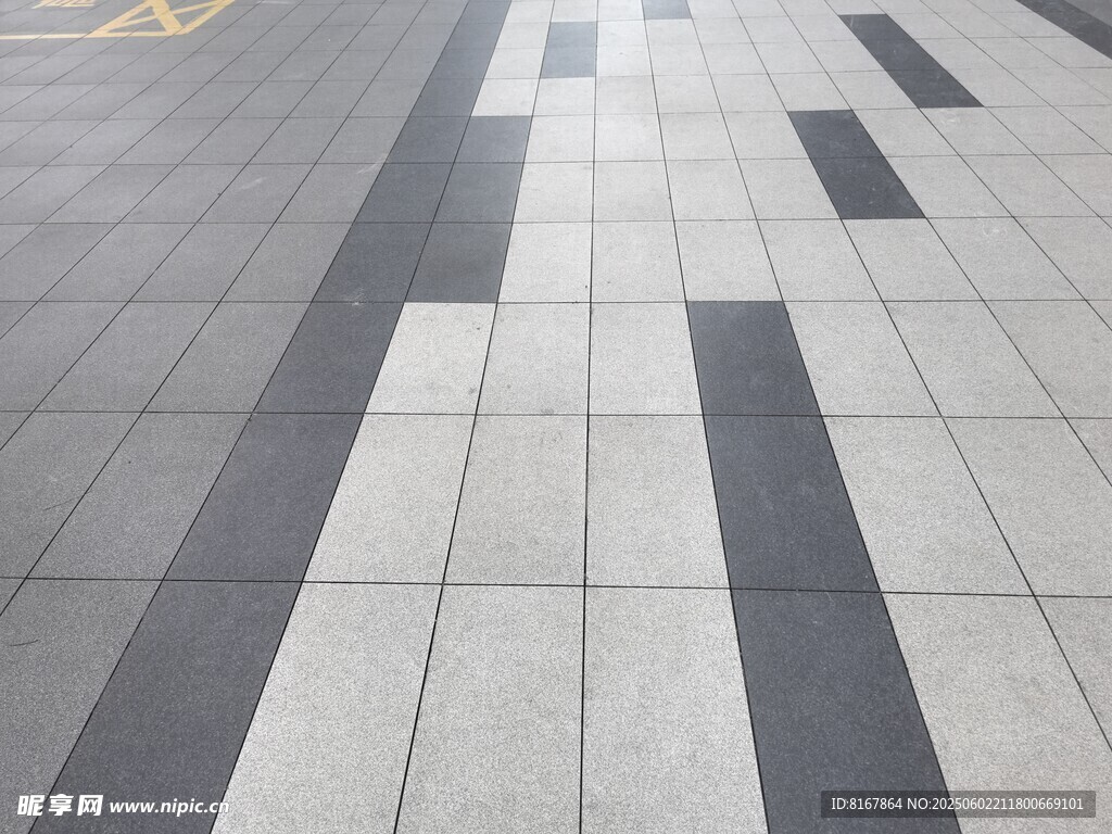 灰白相间的地面瓷砖图案