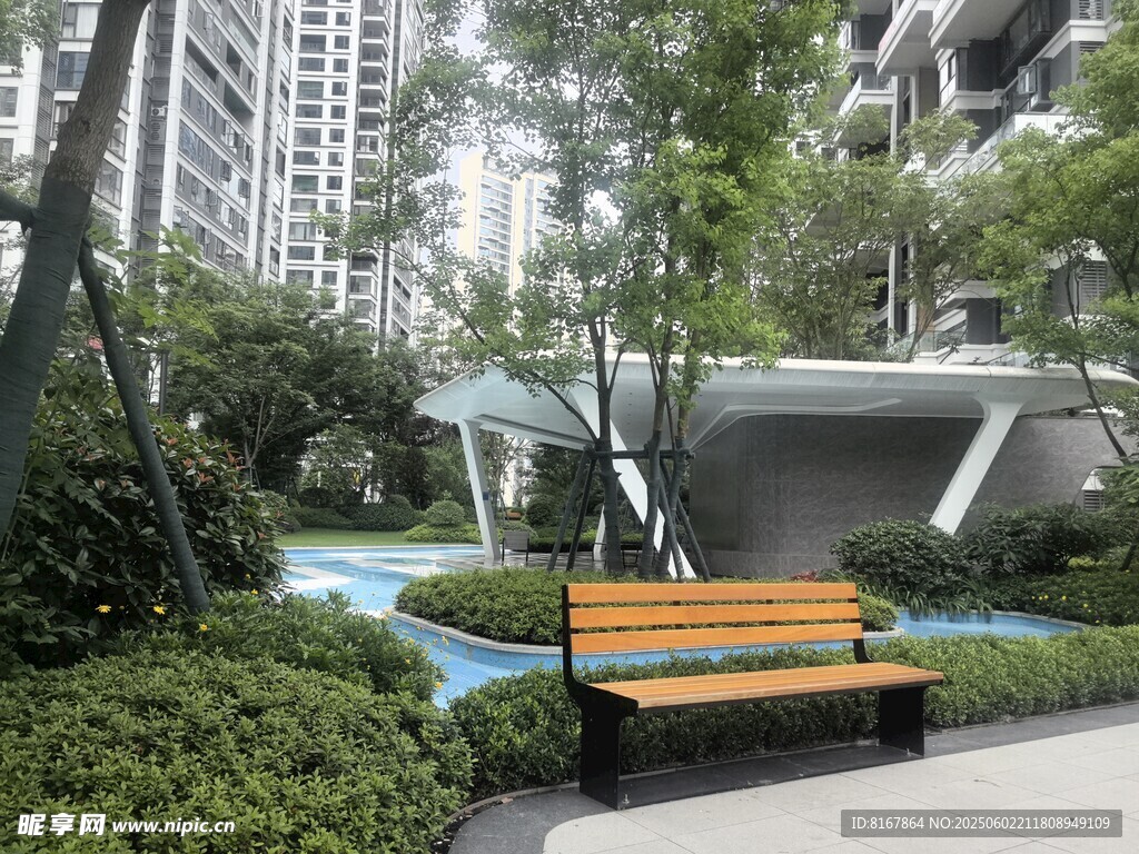 小区内的休闲长椅景观