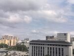 城市高楼与多云天空景观