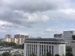 城市建筑群与多云天空