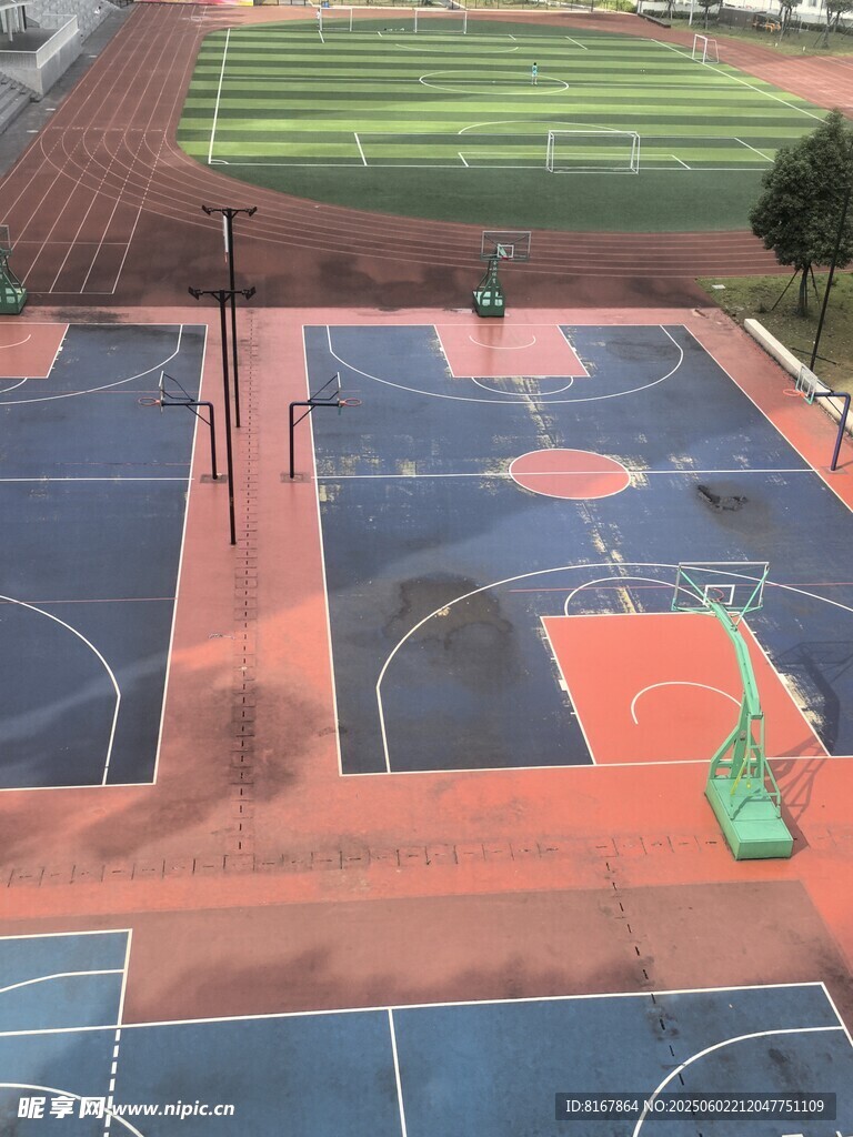 校园篮球场俯瞰图