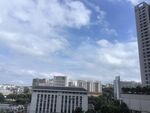 城市高楼与蓝天白云景观