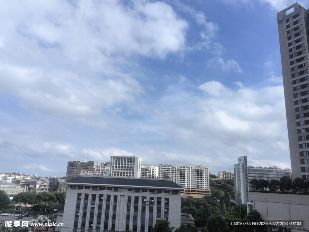 城市高楼与蓝天白云景观