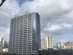 城市中高耸的现代化摩天大楼