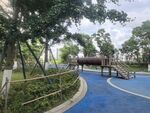 公园蓝色步道与休闲设施