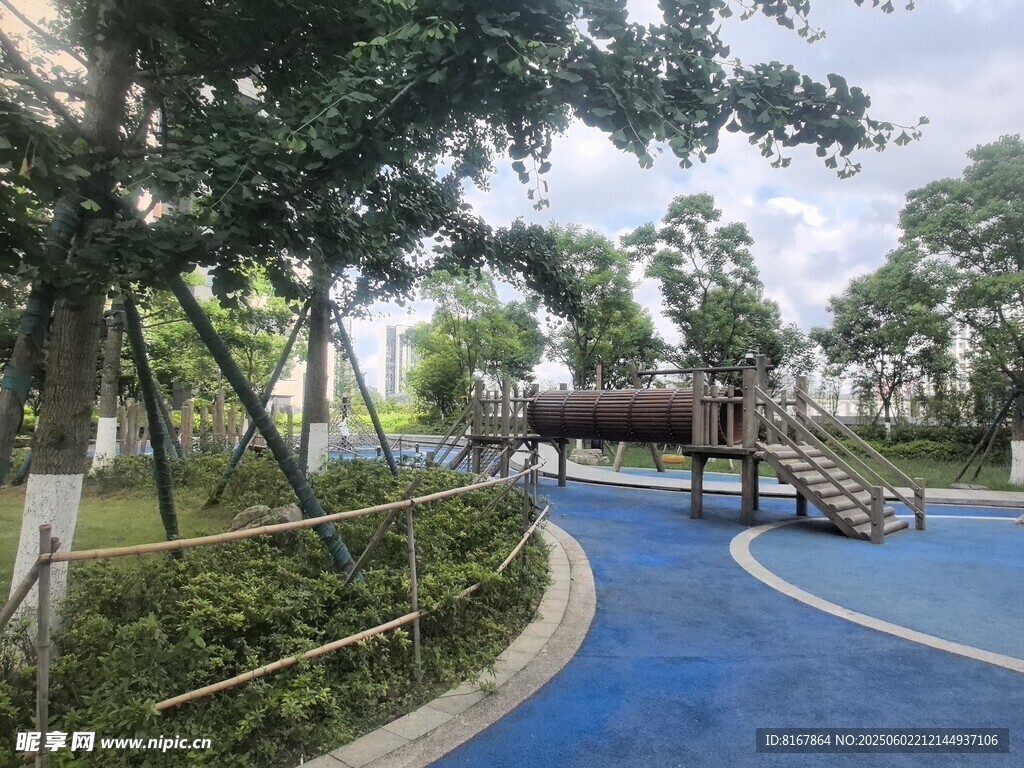 公园蓝色步道与休闲设施