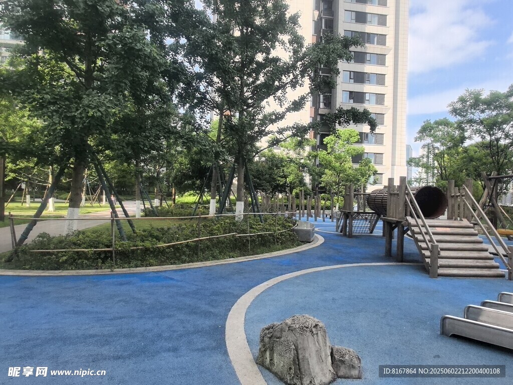 城市公园中的儿童游乐区域
