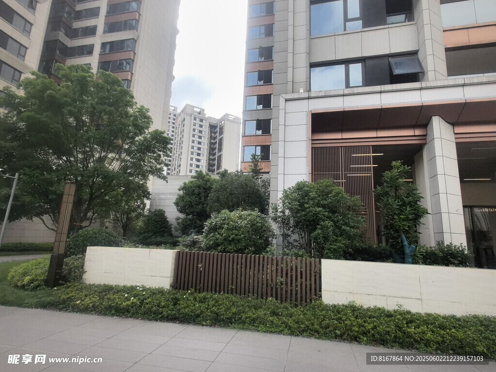现代小区景观一角