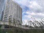 现代高楼与户外景致