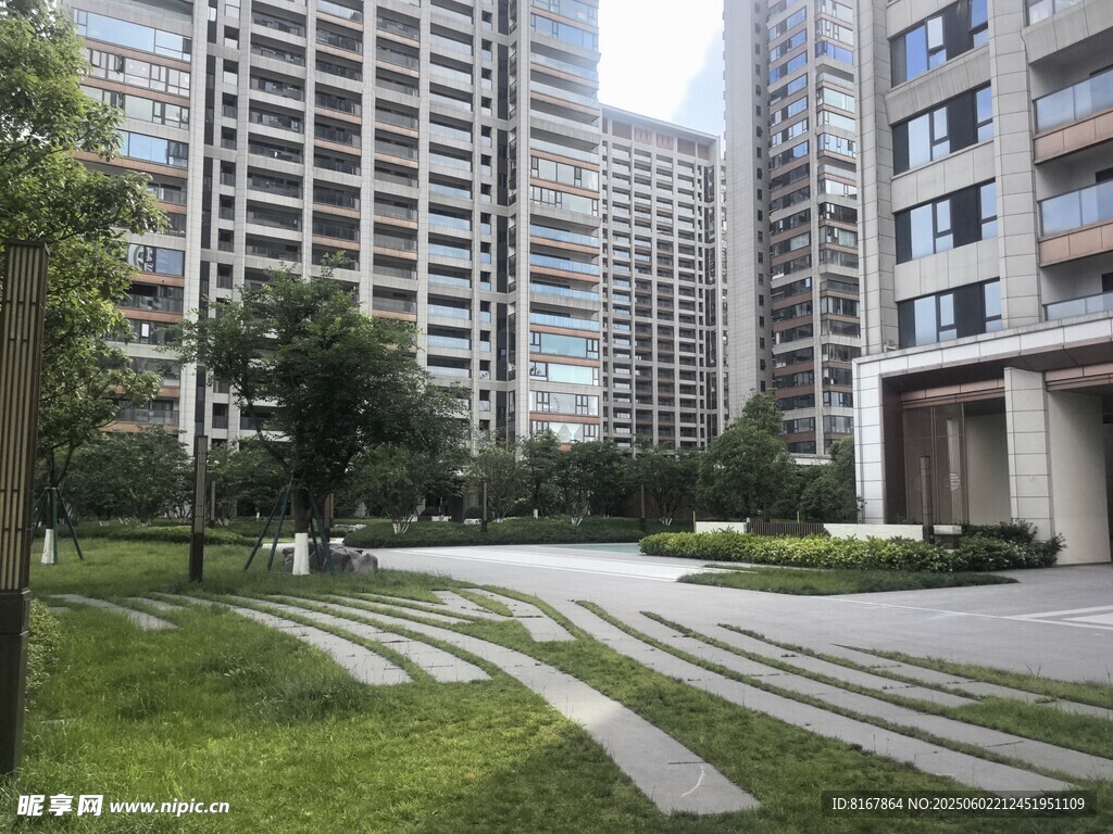 小区内的优美绿化景观