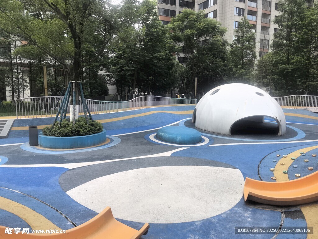多彩儿童户外游乐场地
