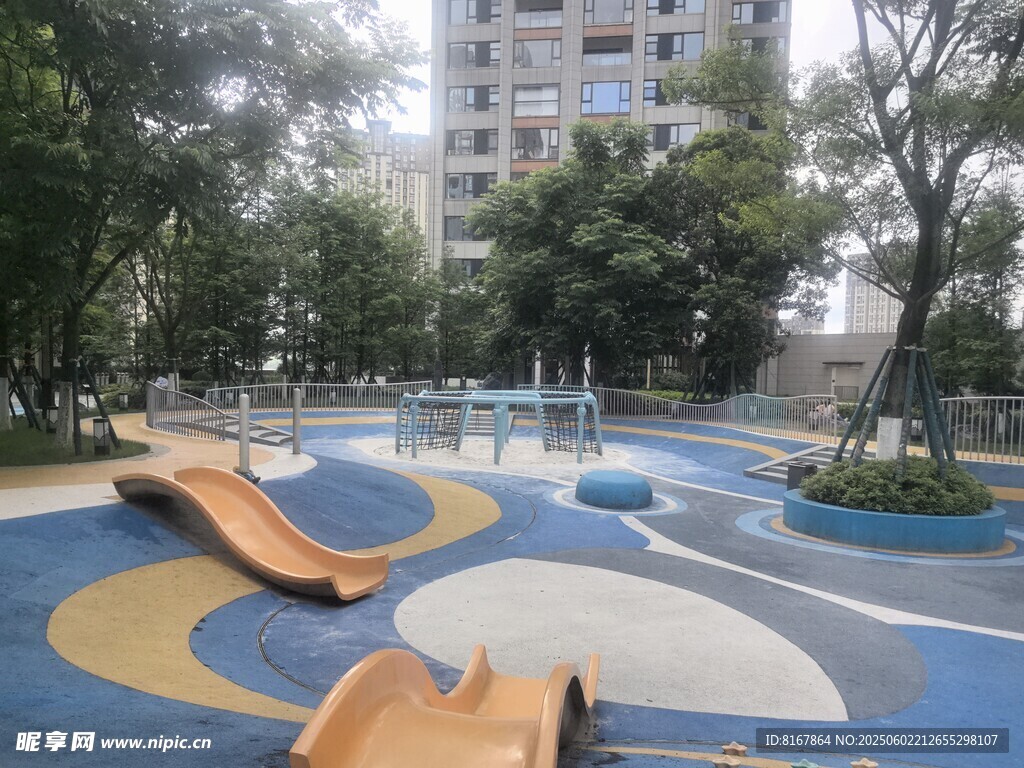 小区内的儿童游乐场地