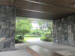 石砌廊下的户外绿意景致