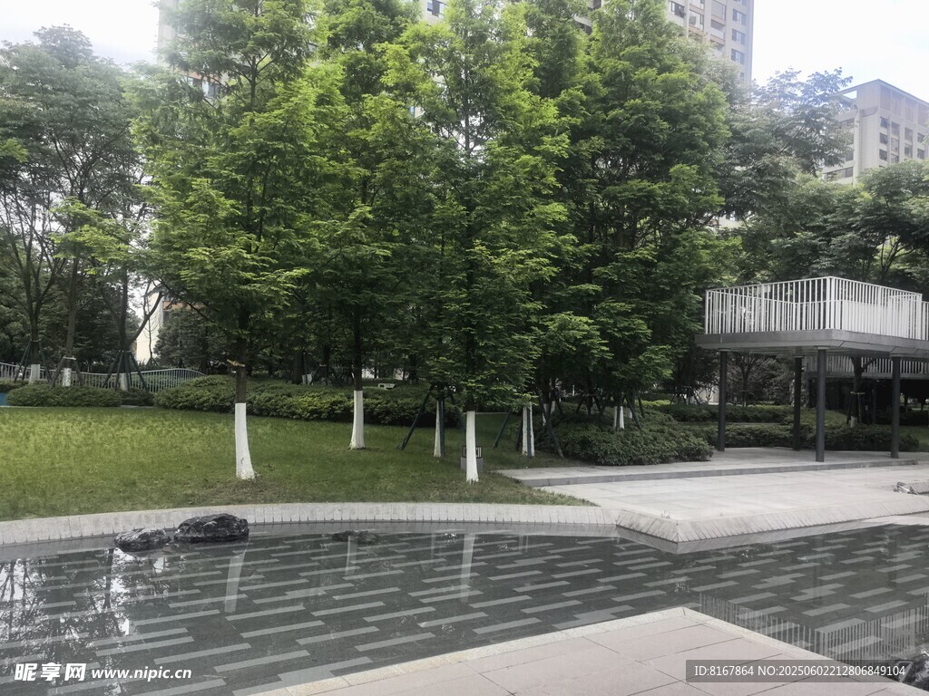 城市中的静谧休闲广场