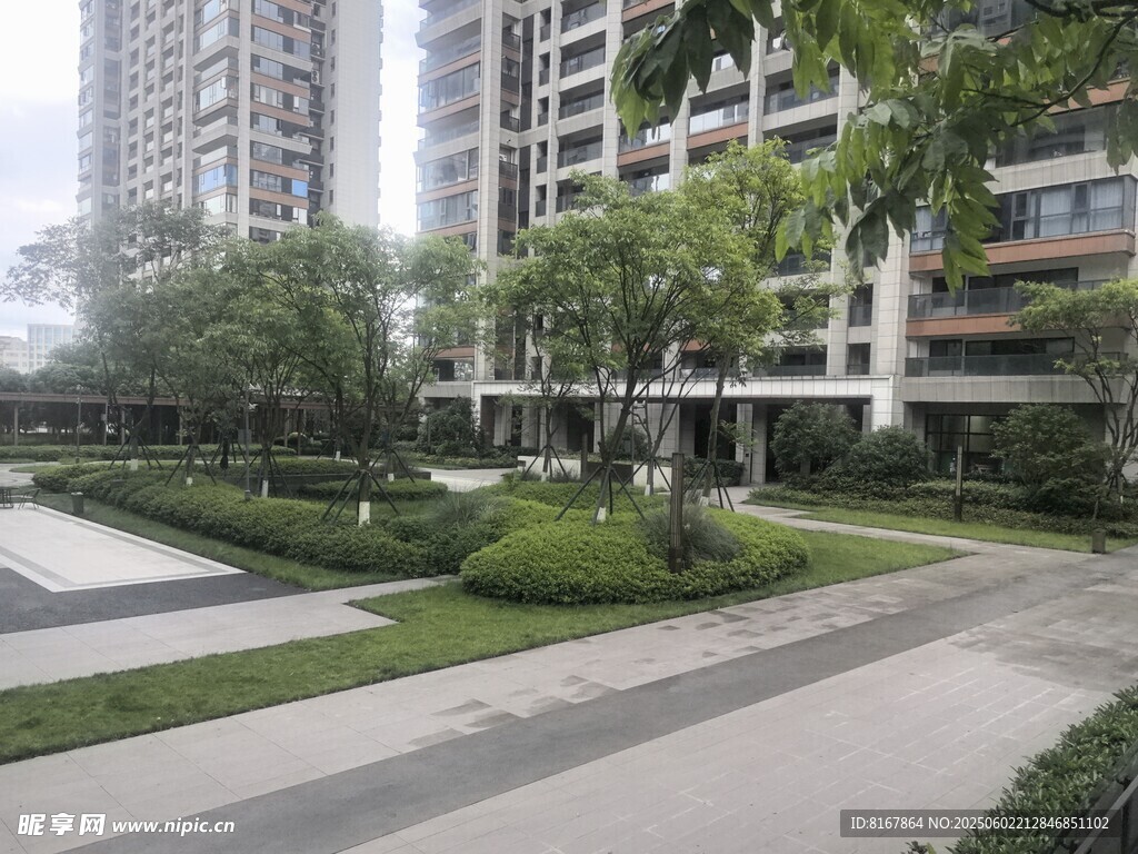 现代小区景观绿化一角