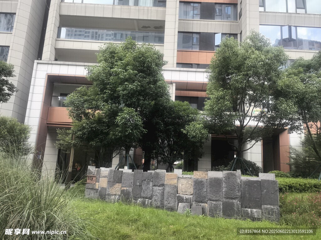 小区绿植旁的石景景观