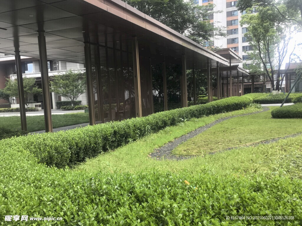 户外绿植环绕的长廊景观