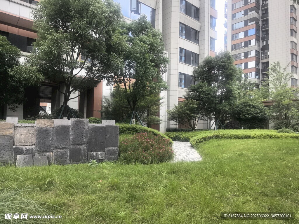 小区内的绿意盎然景观