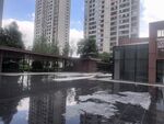 雨后城市建筑旁的积水景观