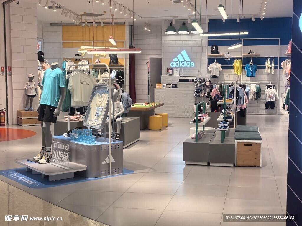 时尚服装店内部陈列展示