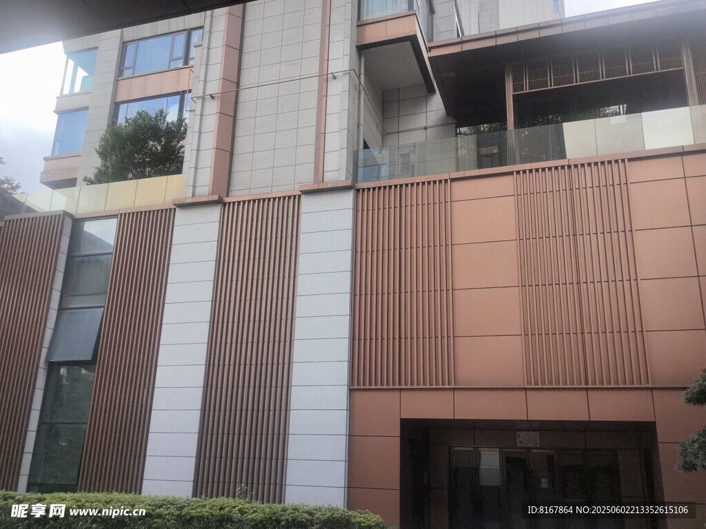 现代风格建筑外观一角