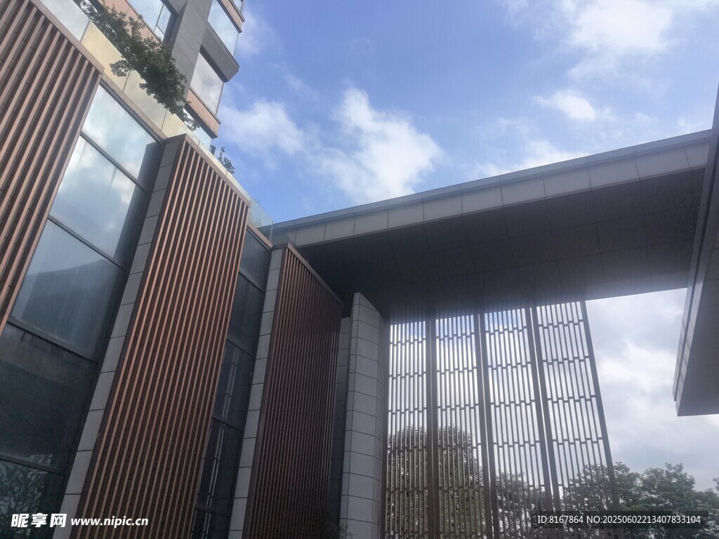 现代风格建筑外观一角