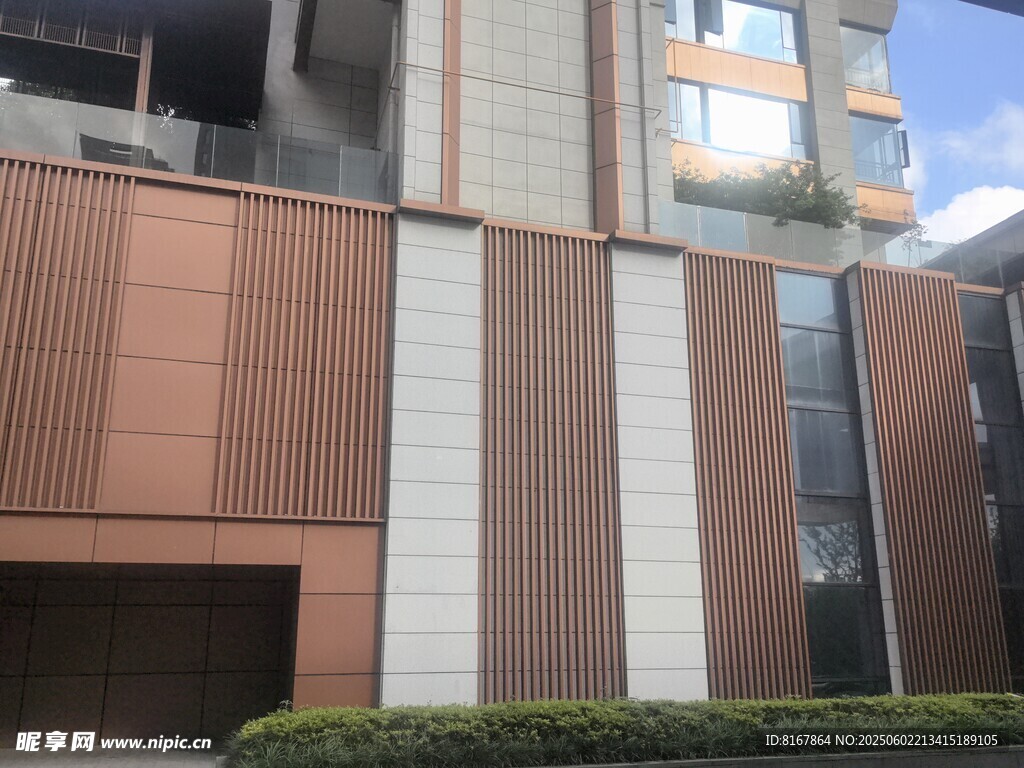 现代风格建筑外立面一角