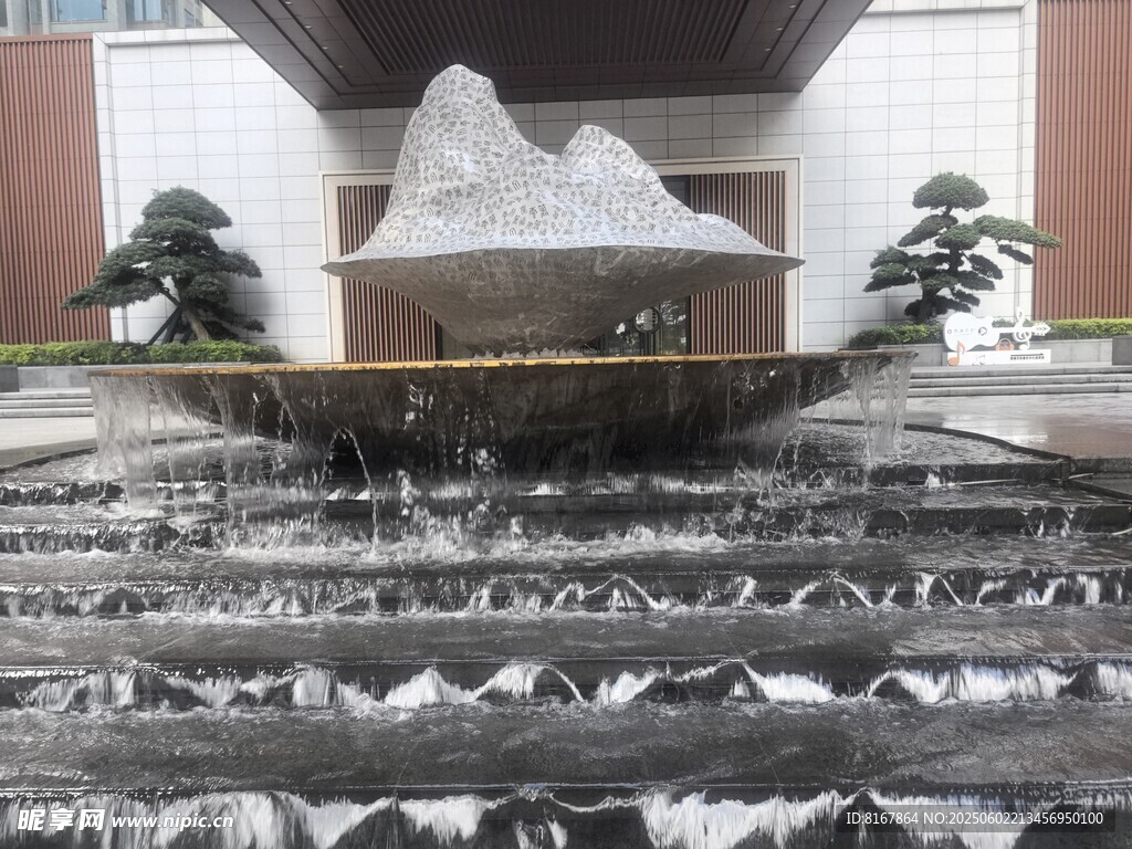 现代建筑前的水景雕塑景观
