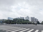 城市道路与远处高楼景观
