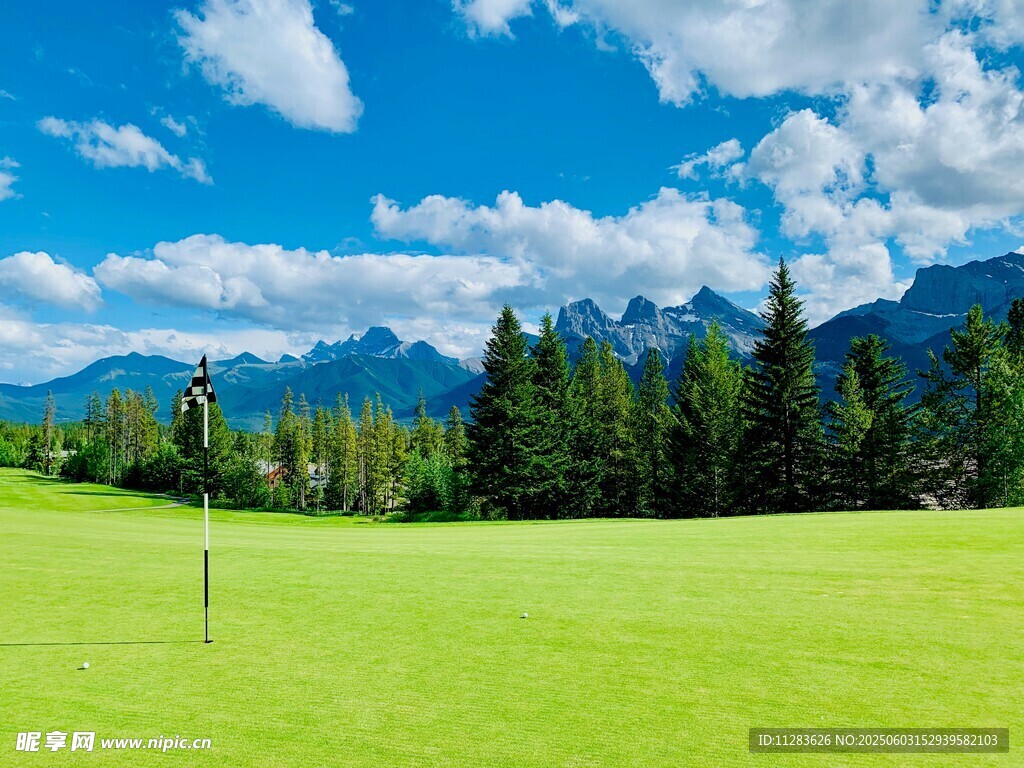 美丽高尔夫球场与远山风景