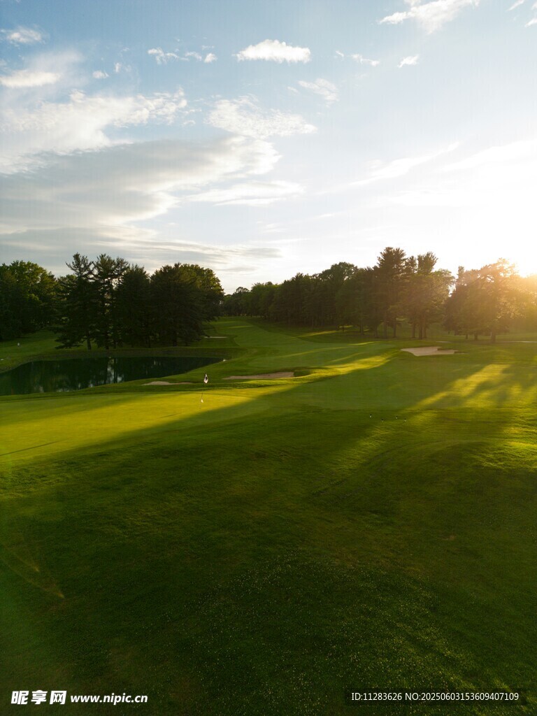 夕阳下的高尔夫球场美景