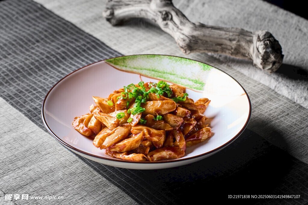 美味炒鸡肉摆于精致碗中