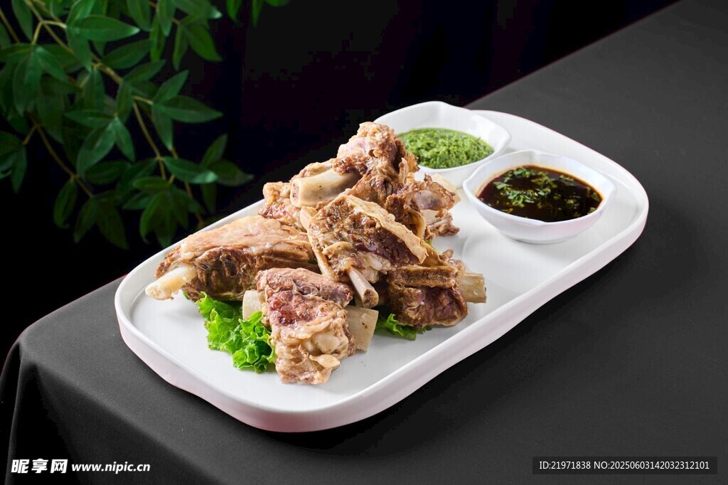 美味手撕鸡配特色蘸料