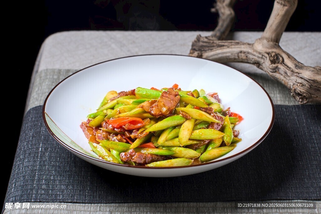 辣椒炒豆角芦笋炒腊肉