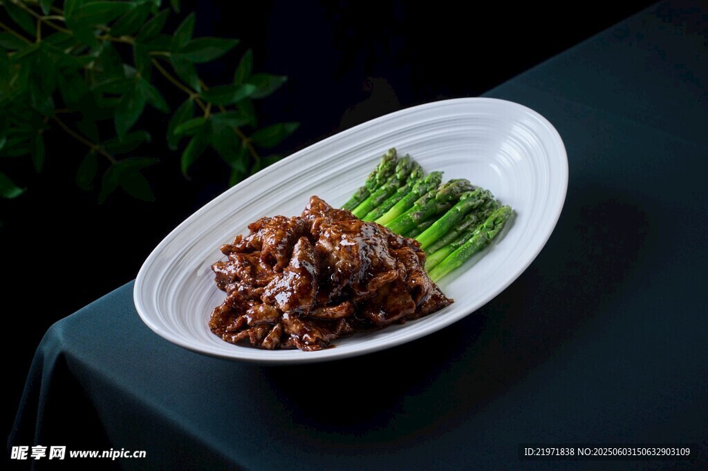 红烧排骨配翠绿青菜芦笋牛肉