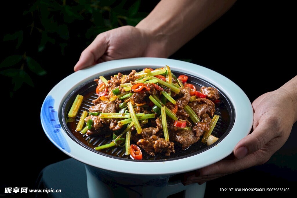 双手捧起的美味海鲜菜肴 牛肉
