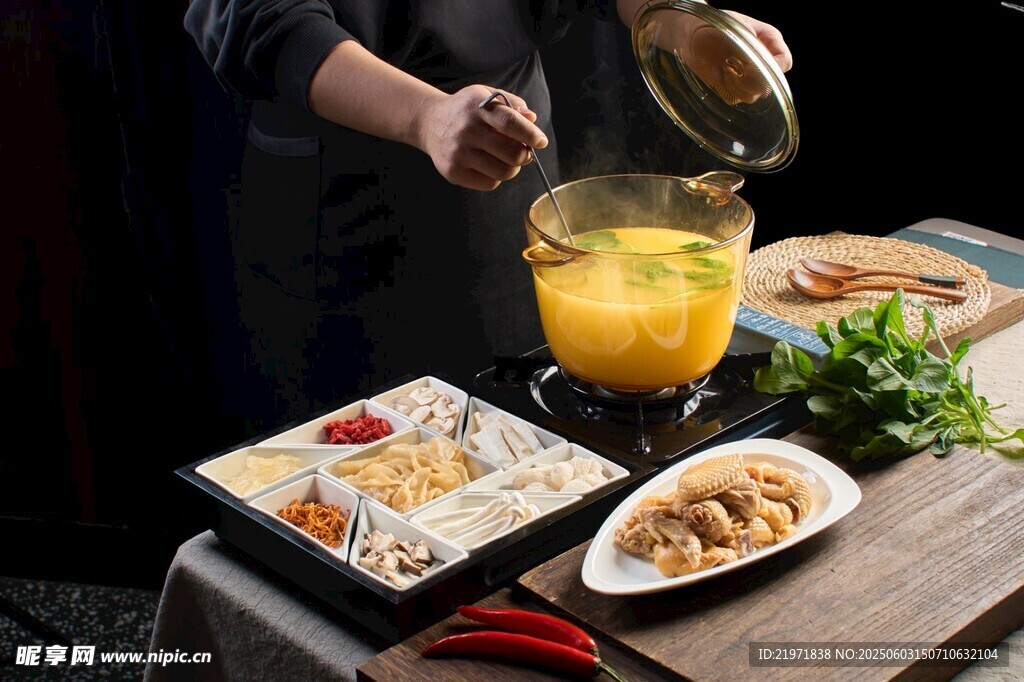 厨师制作美味花胶鸡汤